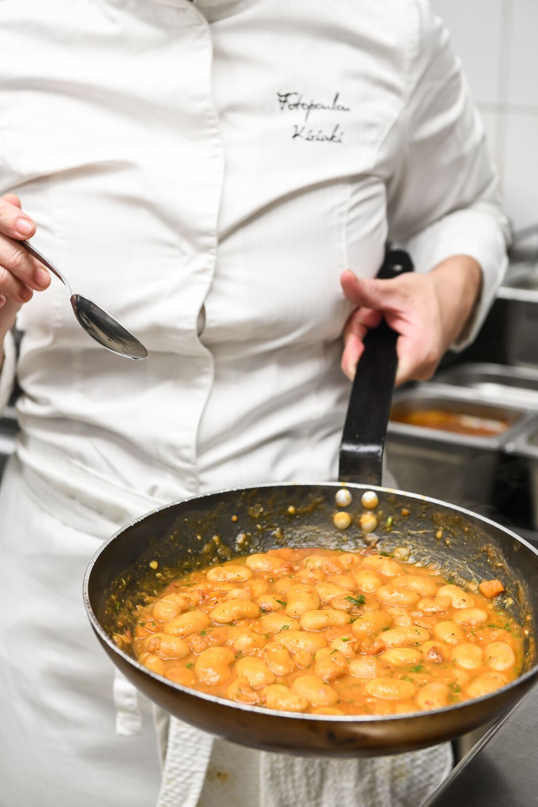 Chef με ταψί γίγαντες σε κόκκινη σάλτσα