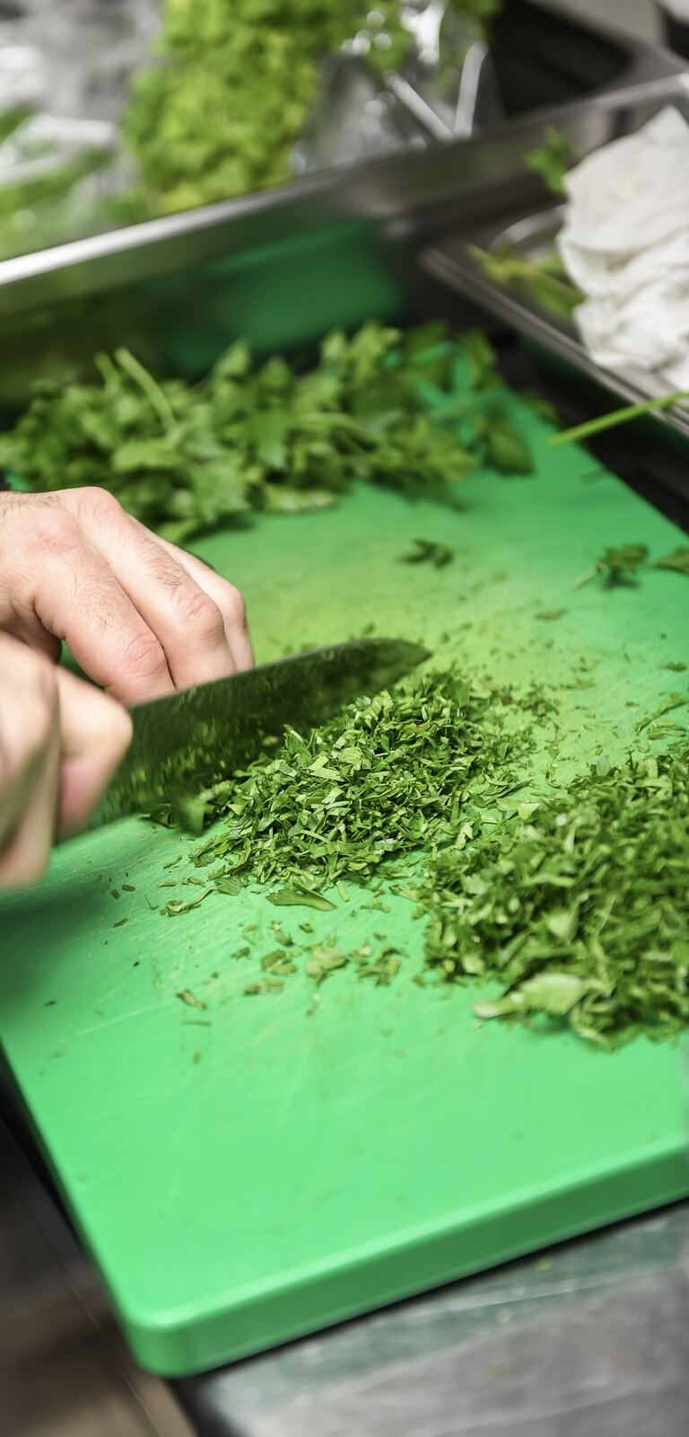 Φρέσκα χόρτα στα χέρια της chef